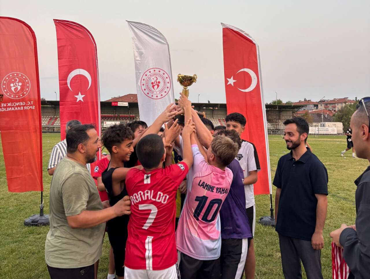 Ortaca'da Minikler ve Büyükler Sahaya Çıktı: Futbol Turnuvasında Şampiyonlar Belli Oldu 3